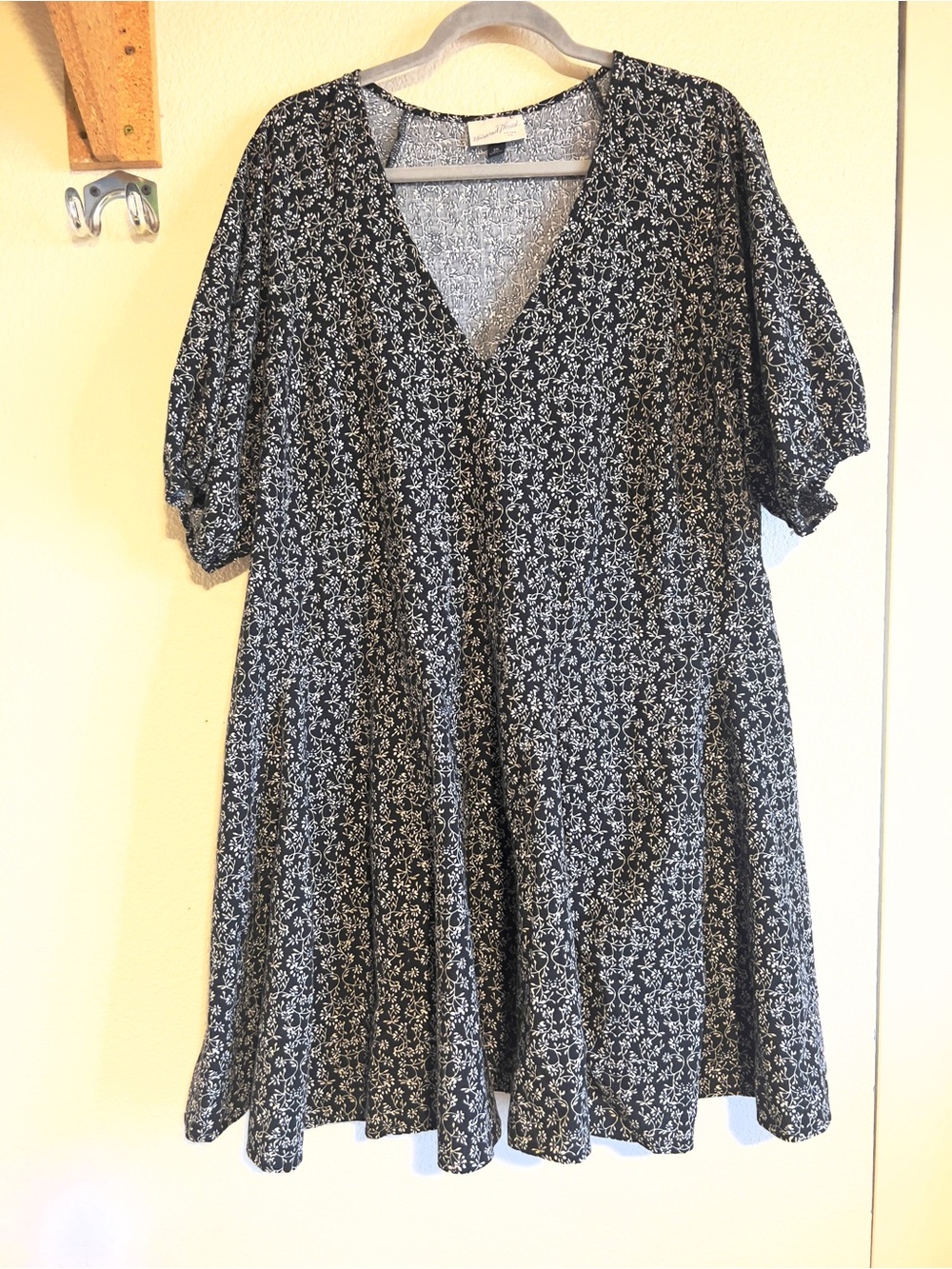 Universal Thread Black Floral V-Neck Short Sleeve Dress